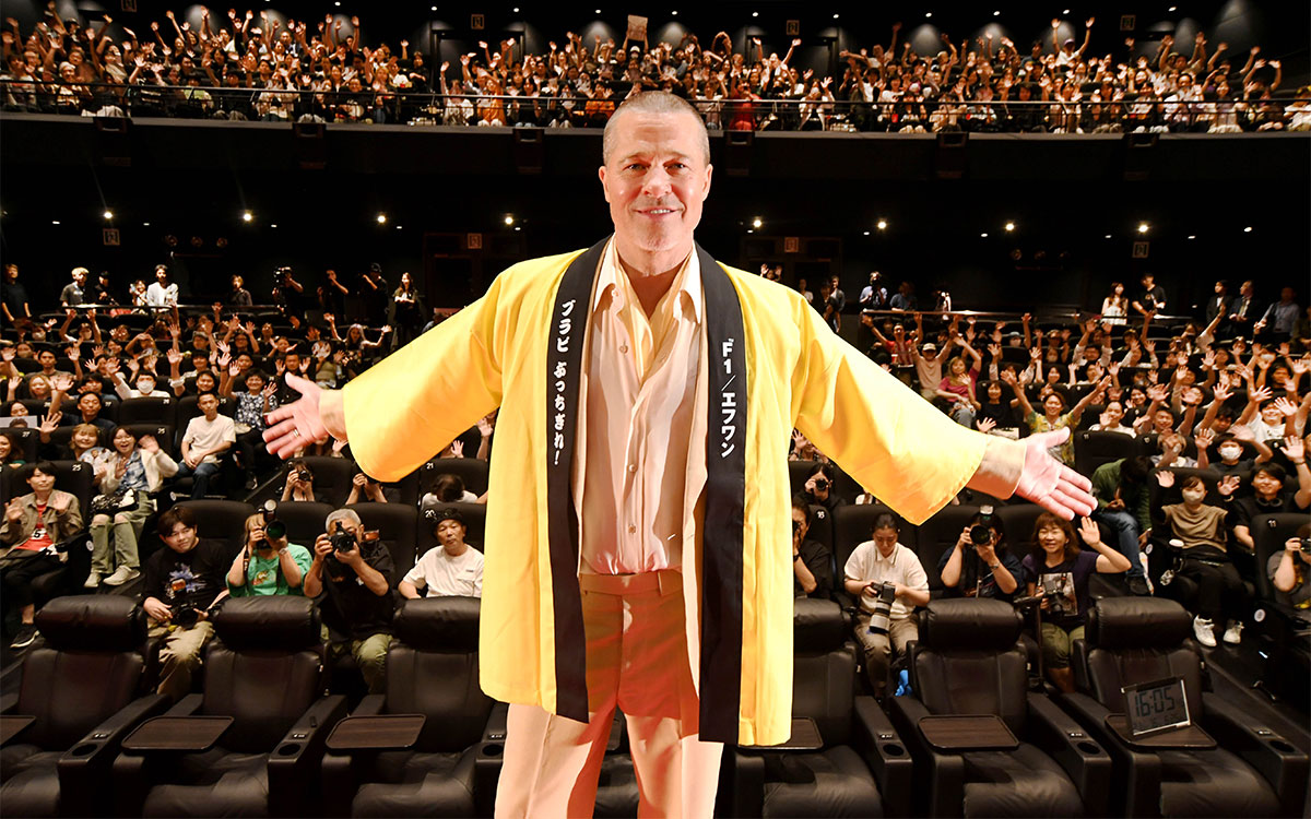 法被姿を披露する主演俳優のブラッド・ピット、2025年6月25日に丸の内ピカデリーで行われた映画『F1：The Movie（邦題：F1／エフワン）』舞台挨拶にて (2)