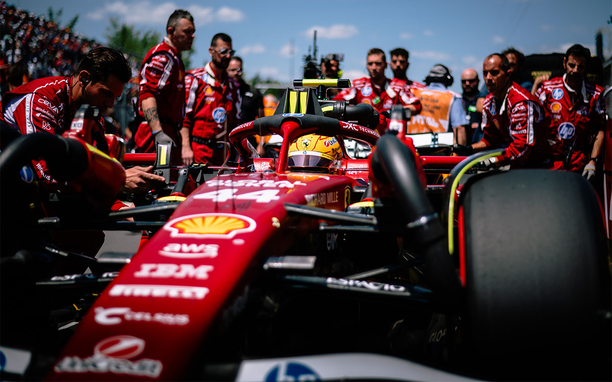 レース前のダミーグリッド上でクルマに乗り込むルイス・ハミルトン（フェラーリ）、2025年6月15日(日) F1カナダGP決勝（ジル・ビルヌーブ・サーキット）