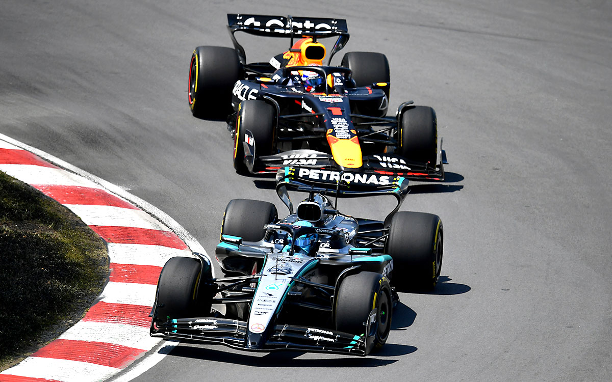 2025年F1第10戦カナダGPの決勝レースで首位を争うジョージ・ラッセル(メルセデス)とマックス・フェルスタッペン(レッドブル)、2025年6月15日ジル・ビルヌーブ・サーキット