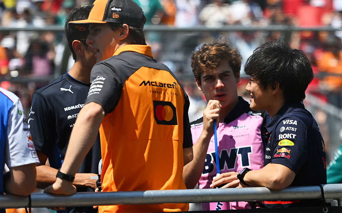 ドライバーズパレードでアレックス・アルボン（ウィリアムズ）とフランコ・コラピント（アルピーヌ）と会話する角田裕毅（レッドブル）、2025年6月15日(日) F1カナダGP決勝前（ジル・ビルヌーブ・サーキット）