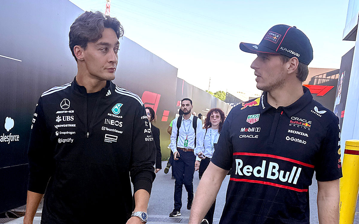 スチュワード・ルームからパドックに戻るジョージ・ラッセル(メルセデス)とマックス・フェルスタッペン(レッドブル)、2025年6月15日(日) F1カナダGP決勝(ジル・ビルヌーブ・サーキット)