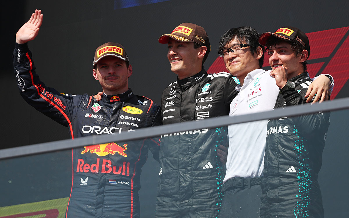 表彰台に上がる2位マックス・フェルスタッペン（レッドブル）、優勝したジョージ・ラッセル（メルセデス）と桑原克英パフォーマンスエンジニア、3位アンドレア・キミ・アントネッリ（メルセデス）、2025年6月15日(日) F1カナダGP決勝（ジル・ビルヌーブ・サーキット）