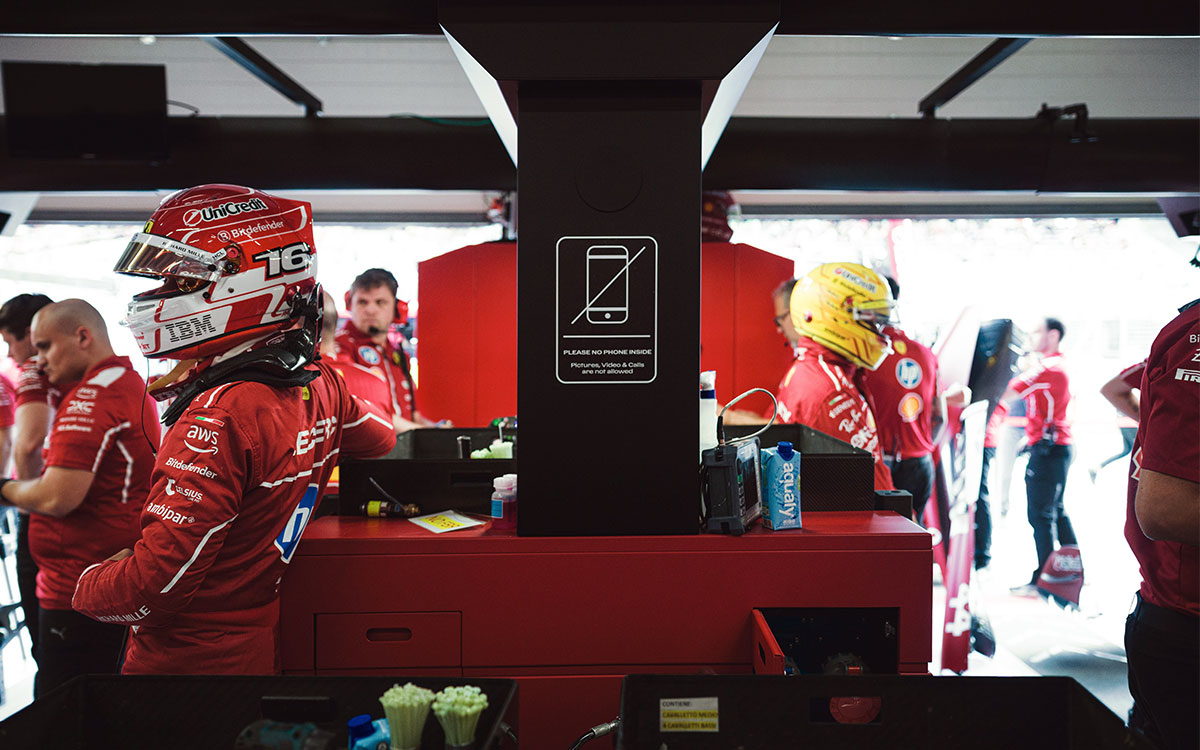 フリー走行開始に向けてガレージで待機するフェラーリのシャルル・ルクレールとルイス・ハミルトン、2025年6月27日(金) F1オーストリアGP（レッドブル・リンク）