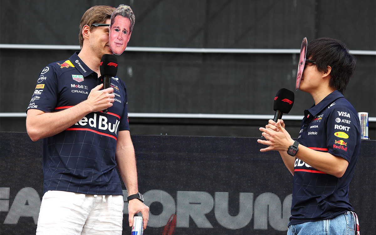 最終プラクティス前のファンフォーラムステージで映画『F1：The Movie（邦題：F1／エフワン）』の主演俳優ブラッド・ピットのマスクを着用するマックス・フェルスタッペン（レッドブル）と、セバスチャン・ベッテルのマスクを着用する角田裕毅、2025年6月28日(土) F1オーストリアGP（レッドブル・リンク）