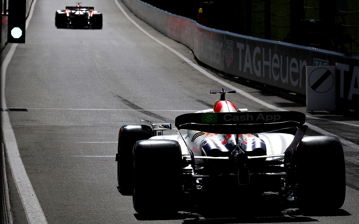 ピットレーンを離れコースに出ていくアイザック・ハジャー（レーシング・ブルズ）、2025年6月28日(土) F1オーストリアGP予選（レッドブル・リンク）