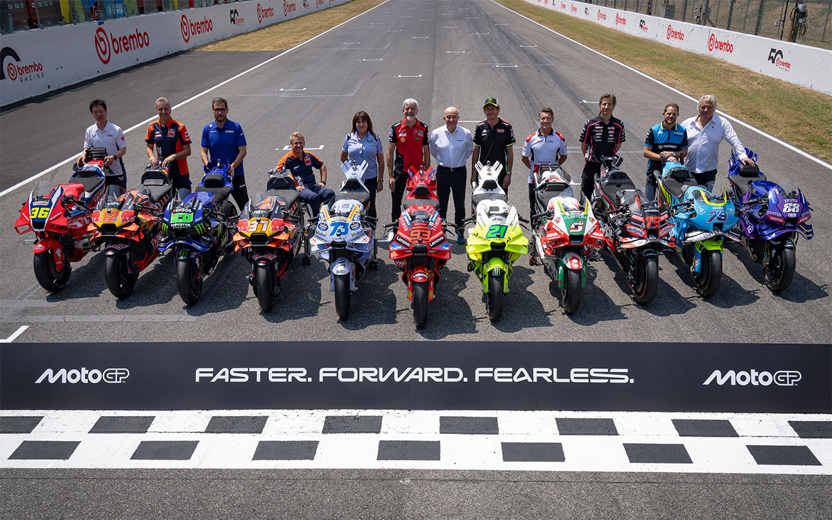 イタリアGP期間中に行われた撮影セッションに臨むMotoGPチーム代表者と2025年型マシン、カルメロ・エスペレータ(MotoGP CEO)