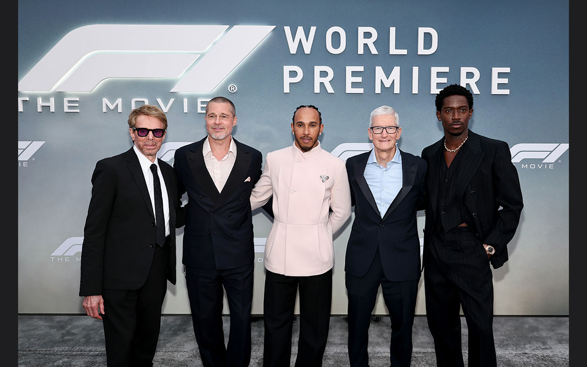 ジェリー・ブラッカイマー(プロデューサー)、ブラッド・ピット、ルイス・ハミルトン(フェラーリ)、ティム・クック(Apple最高経営責任者)、ダムソン・イドリス、6月16日に米ニューヨーク・タイムズスクエアで行われた映画『F1:The Movie(邦題:F1/エフワン)』のワールドプレミアにて