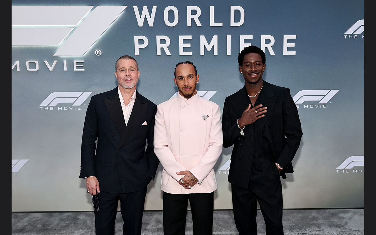 ブラッド・ピットとルイス・ハミルトン（フェラーリ）、ダムソン・イドリス、6月16日に米ニューヨーク・タイムズスクエアで行われた映画『F1：The Movie（邦題：F1／エフワン）』のワールドプレミアにて