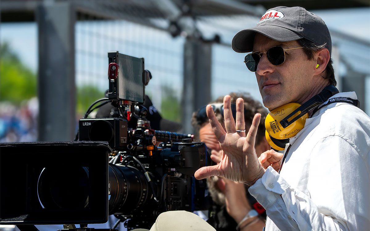 監督兼プロデューサーのジョセフ・コシンスキー、映画『F1:The Movie(邦題:F1/エフワン)』撮影現場にて