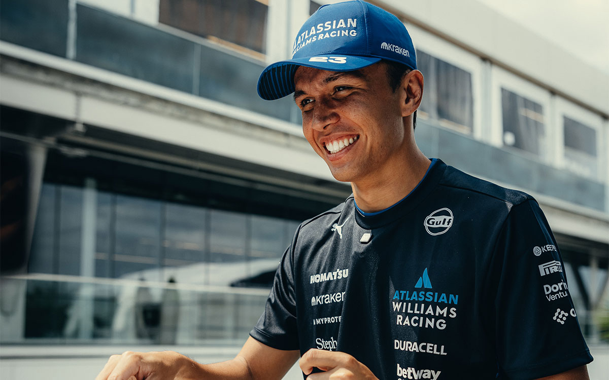 パドックでホッケーゲームを楽しむアレックス・アルボン（ウィリアムズ）、2025年6月12日(木) F1カナダGP（ジル・ビルヌーブ・サーキット）