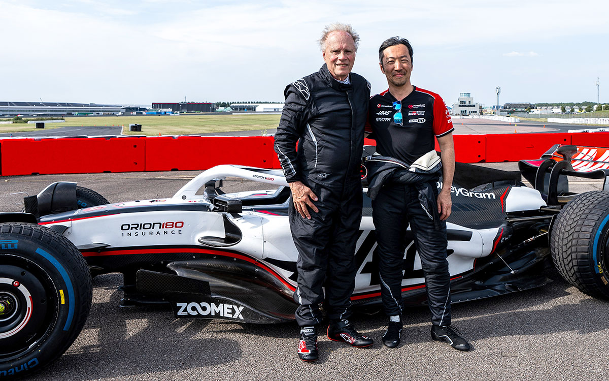 英国シルバーストン・サーキットでF1マシンを初ドライブするハースの小松礼雄代表とジーン・ハース、2025年