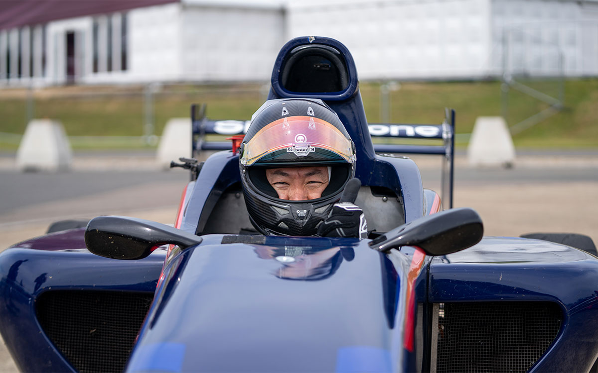 英国シルバーストン・サーキットでF1マシンを初ドライブするハースの小松礼雄代表、2025年 (2)