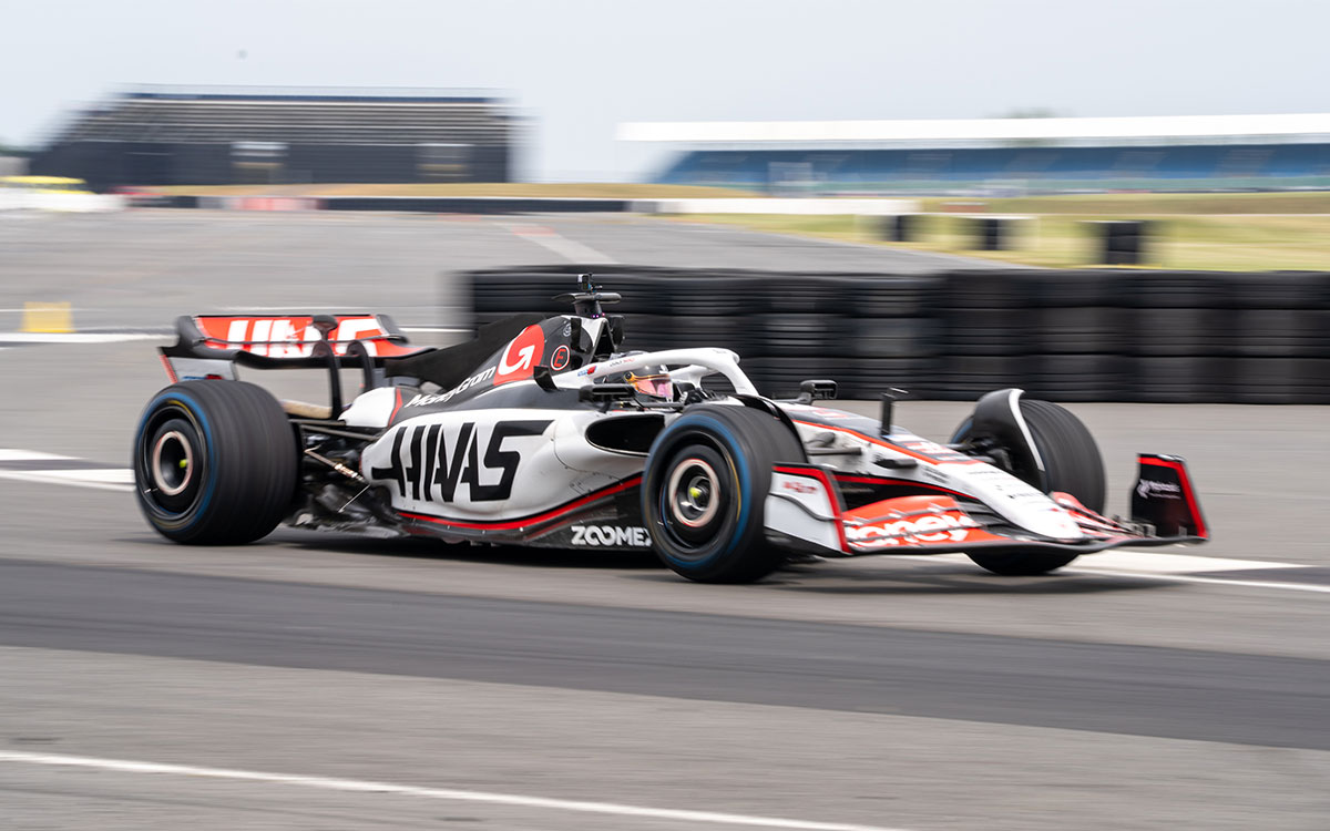 英国シルバーストン・サーキットでF1マシンを初ドライブするハースの小松礼雄代表、2025年 (1)