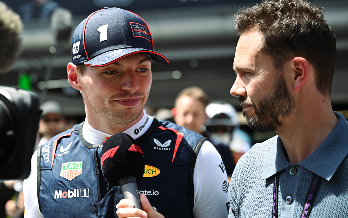 グリッド上でインタビューを受けるマックス・フェルスタッペン(レッドブル・レーシング)、2025年6月1日(日) F1スペインGP決勝(カタロニア・サーキット)