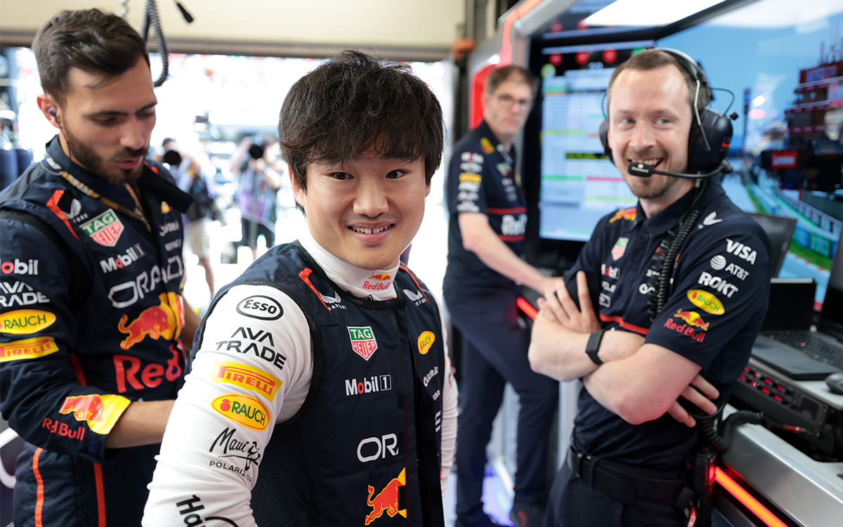 決勝を前に担当レースエンジニアのリチャード・ウッドと話す角田裕毅(レッドブル・レーシング)、2025年6月1日(日) F1スペインGP決勝(カタルーニャ・サーキット)