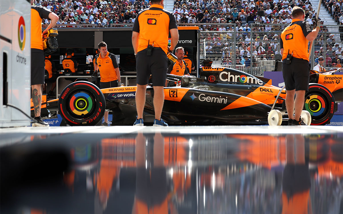 ジル・ビルヌーブ・サーキットのガレージ前に停車するオスカー・ピアストリのマクラーレンMCL39、2025年F1カナダGP