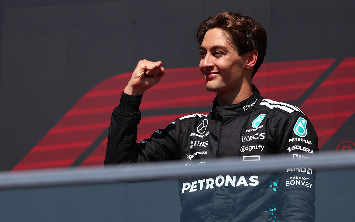 表彰台の上でガッツポーズを取る優勝者ジョージ・ラッセル（メルセデス）、2025年6月15日(日) F1カナダGP決勝（ジル・ビルヌーブ・サーキット）