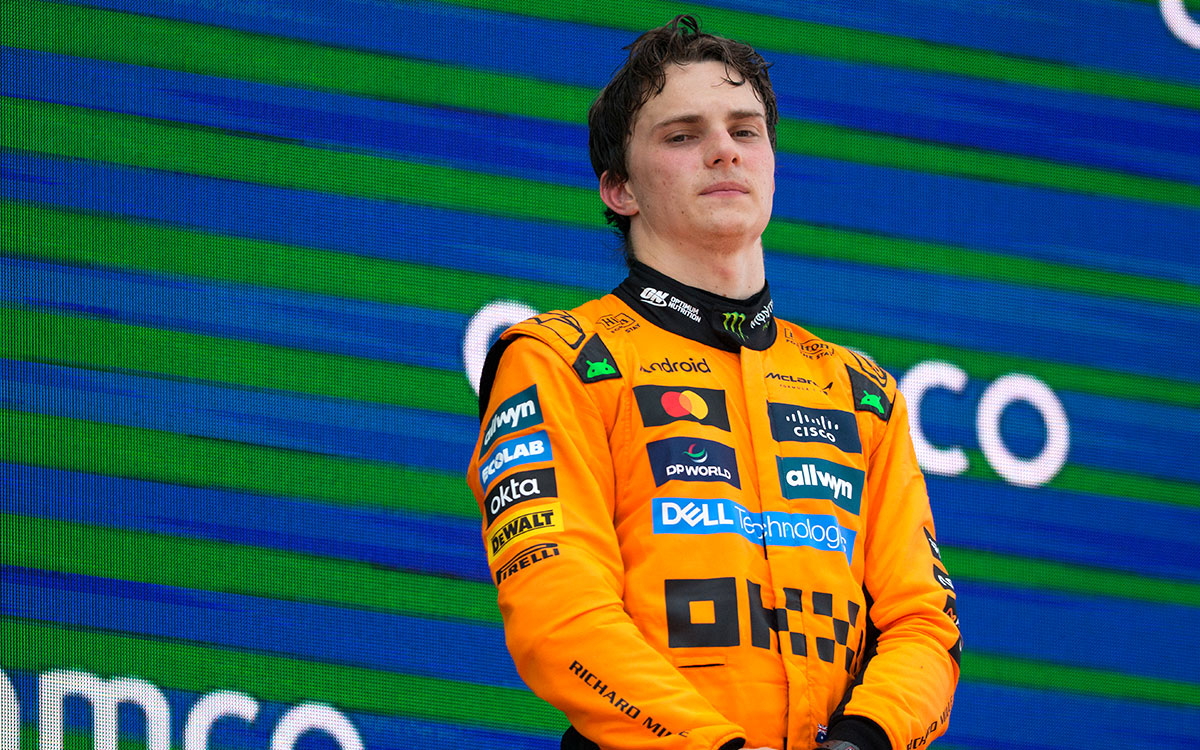 表彰台に立つオスカー・ピアストリ(マクラーレン)、2025年F1スペインGP決勝レースにて