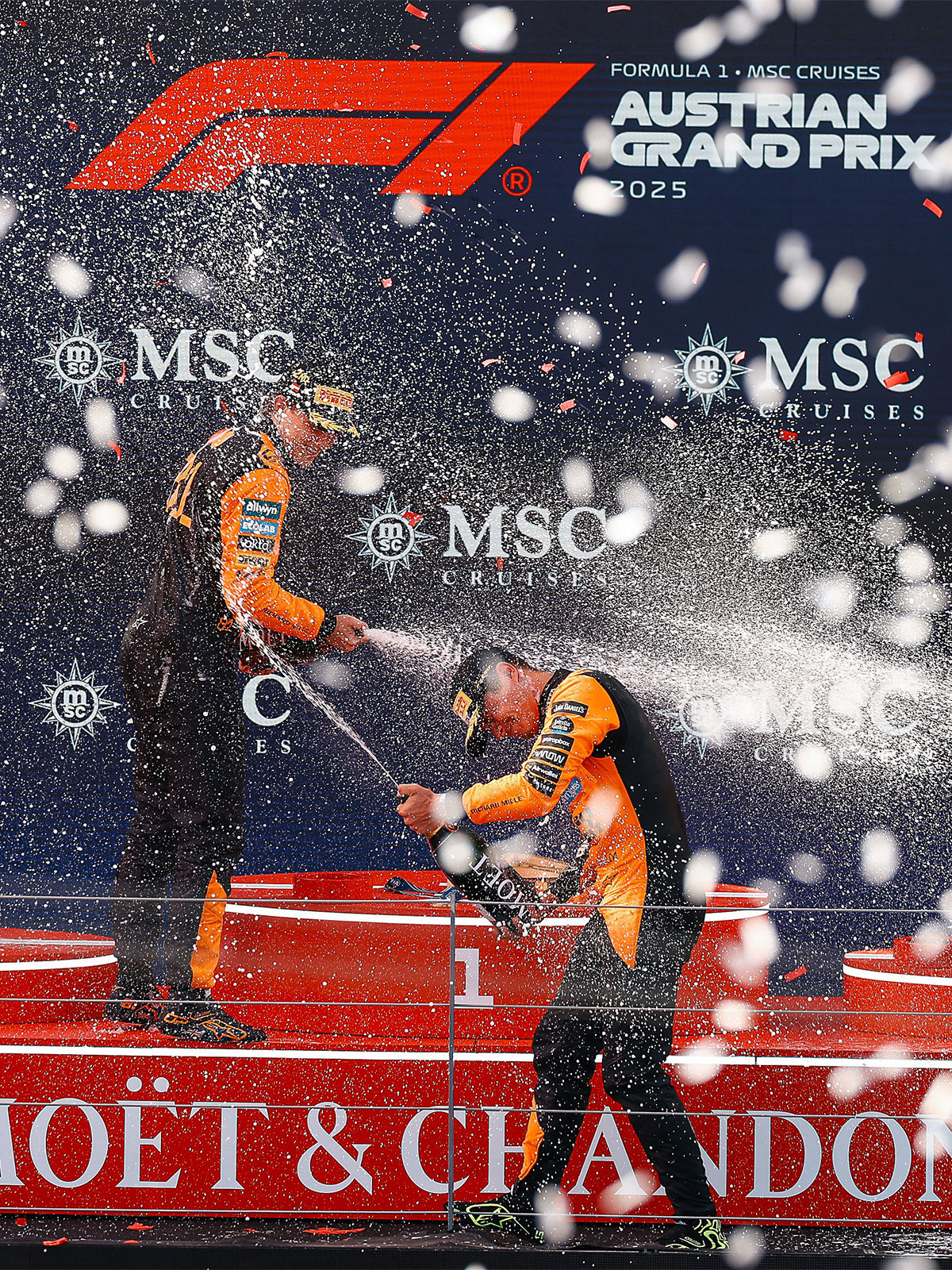 表彰台の上でシャンパンシャワーを楽しむ優勝したランド・ノリスのマクラーレンのチームメイトで2位フィニッシュしたオスカー・ピアストリ、2025年6月29日(日) F1オーストリアGP（レッドブル・リンク）