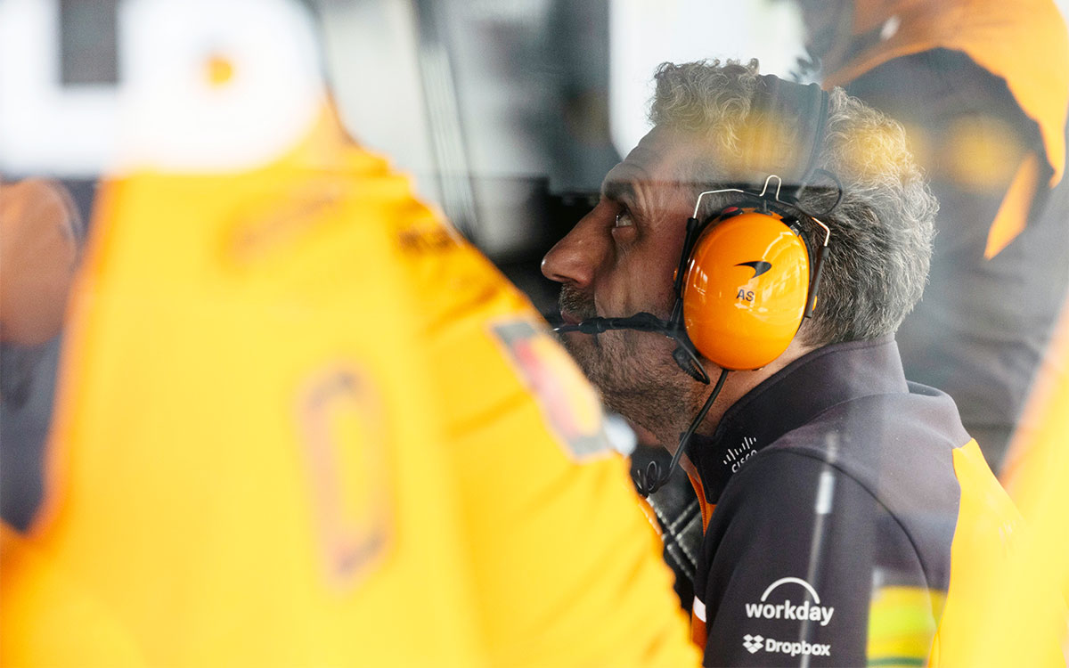 マクラーレンのピットウォールに座るチーム代表アンドレア・ステラ、2025年F1カナダGP