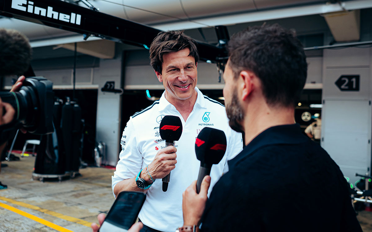 ピットレーンでインタビューに応じるメルセデスのトト・ウォルフ代表、2025年5月31日(土) F1スペインGP（カタロニア・サーキット）