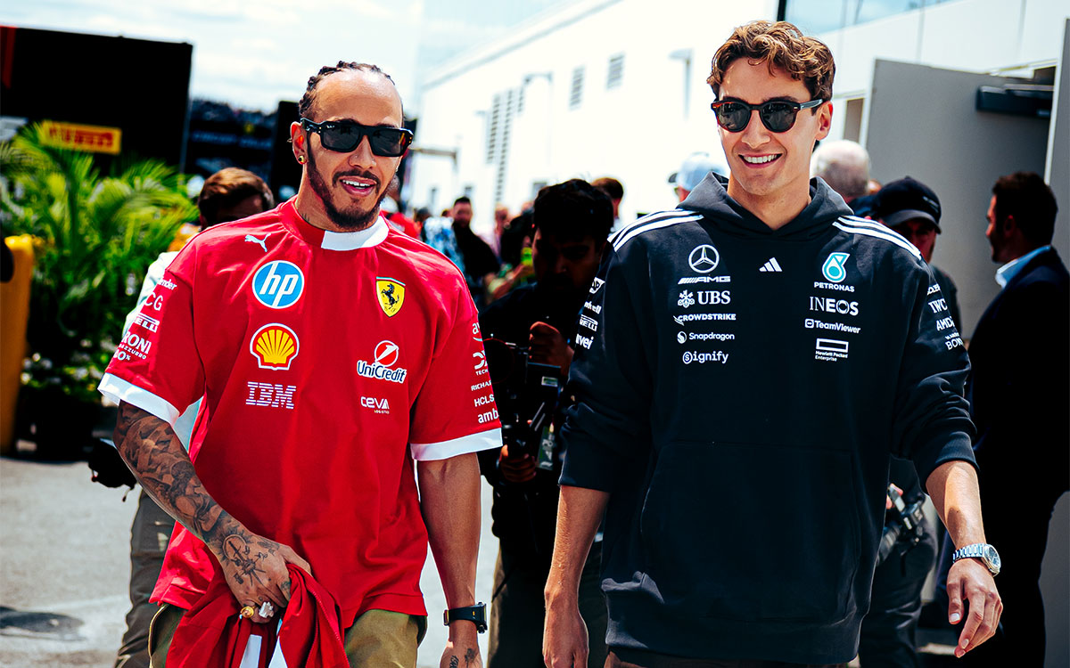 ジル・ビルヌーブ・サーキットのパドックを並んで歩くルイス・ハミルトン（フェラーリ）とジョージ・ラッセル（メルセデス）、2025年F1カナダGP初日