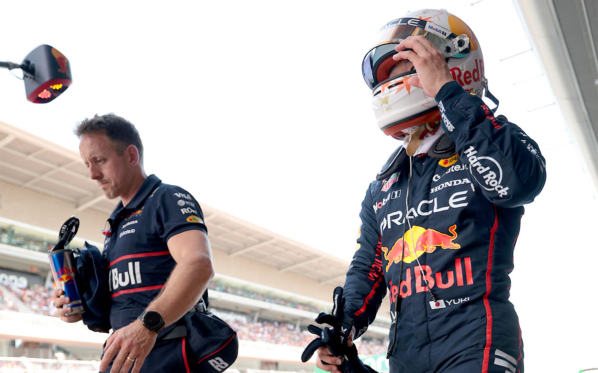 20番手でQ1敗退を喫した後、クルマを降りてピットレーンを歩く角田裕毅（レッドブル・レーシング）、2025年5月31日(土) F1スペインGP予選（バルセロナ・カタルーニャ・サーキット）