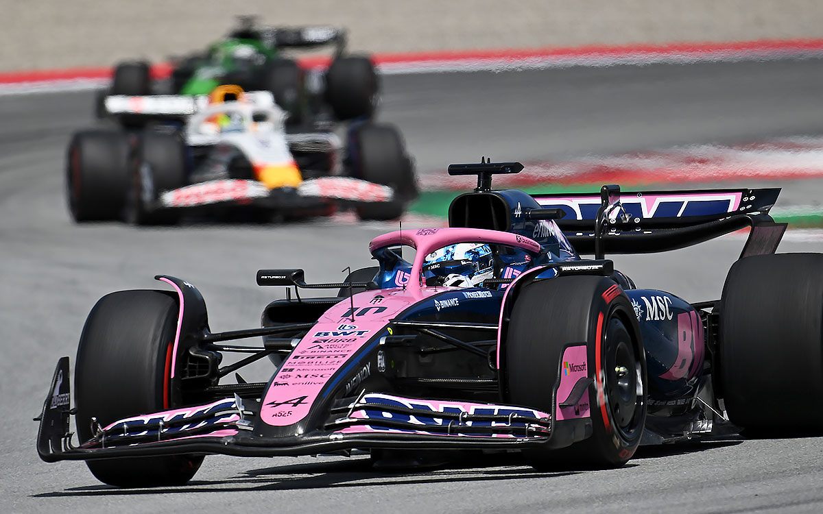 アイザック・ハジャー（レーシング・ブルズ）に先行するピエール・ガスリー（アルピーヌ）、2025年6月1日(日) F1スペインGP決勝（カタロニア・サーキット）