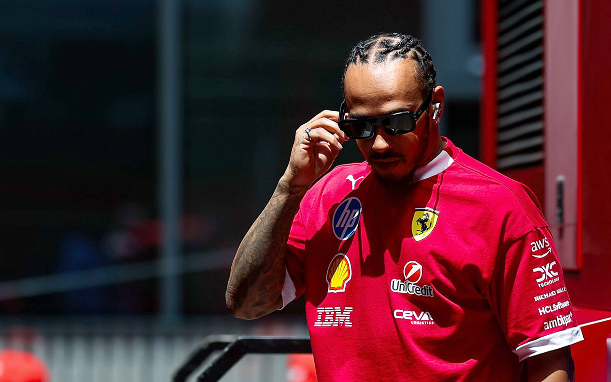 フェラーリのホスピタリティを後にするルイス・ハミルトン(フェラーリ)、2025年F1スペインGP