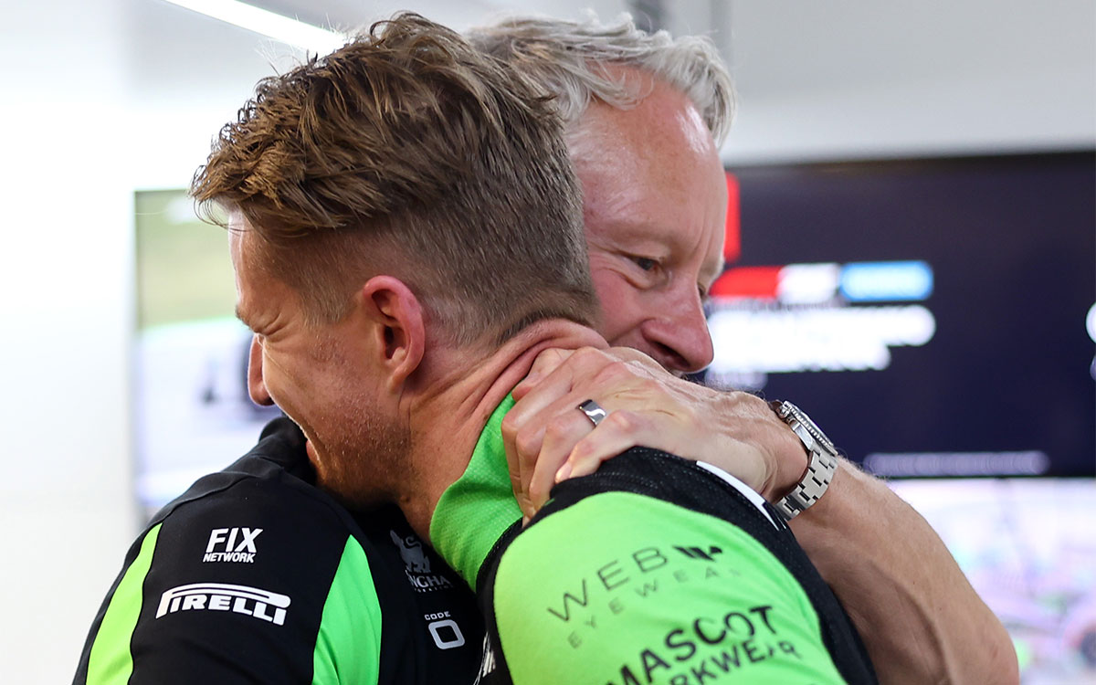 レース後のガレージで5位入賞の喜びを分かち合うニコ・ヒュルケンベルグ（ザウバー）とジョナサン・ウィートリー（チーム代表）、2025年6月1日(日) F1スペインGP決勝（カタルーニャ・サーキット）