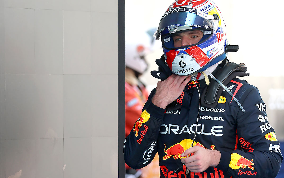ヘルメットを被ったままパルクフェルメを歩く10位フィニッシュのマックス・フェルスタッペン(レッドブル)、2025年6月1日(日) F1スペインGP決勝(カタルーニャ・サーキット)