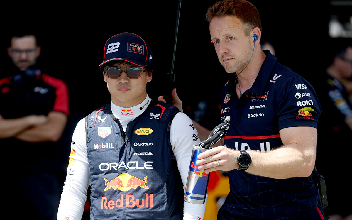 決勝を前にピットレーンを歩く角田裕毅（レッドブル・レーシング）、2025年6月1日(日) F1スペインGP（カタロニア・サーキット）