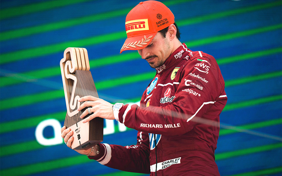表彰台の上で3位トロフィーを手にするシャルル・ルクレール(フェラーリ)、2025年6月1日(日) F1スペインGP決勝(カタロニア・サーキット)