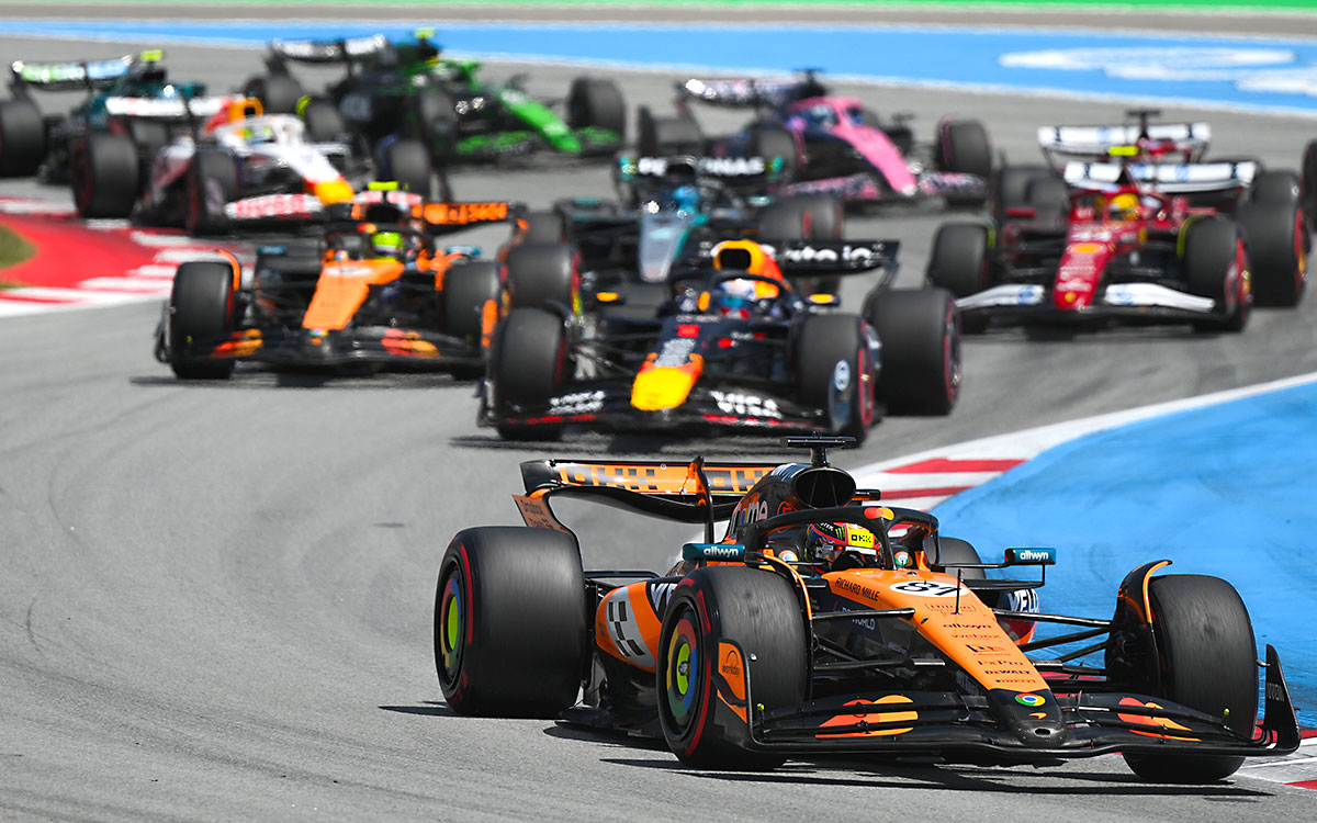 2025年F1第9戦スペインGPの決勝レースでポールからスタートするオスカー・ピアストリ(マクラーレン)、2025年6月1日カタロニア・サーキット