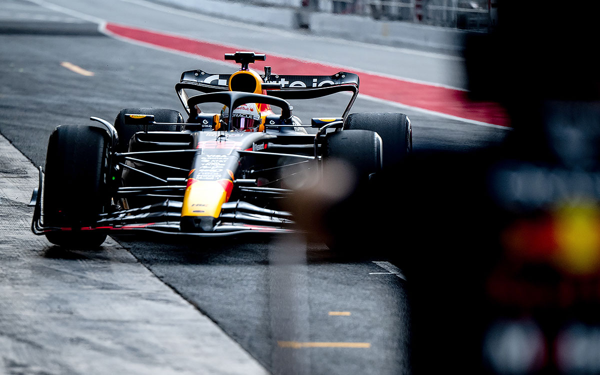2023年型レッドブル「RB19」をベースとしたミュールカーでガレージへと戻る角田裕毅、2025年6月3日 2026年ピレリタイヤ開発テスト