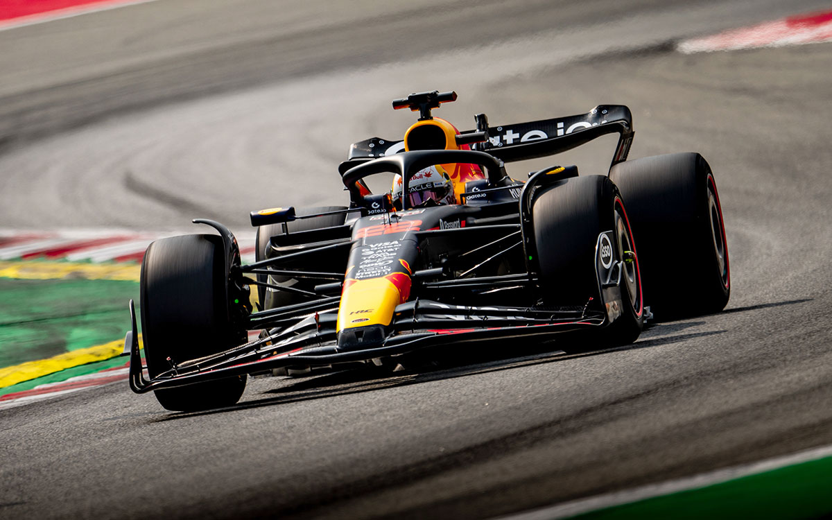 カタロニア・サーキットで2023年型レッドブル「RB19」をベースとしたミュールカーをドライブする角田裕毅、2025年6月3日 2026年ピレリタイヤ開発テスト