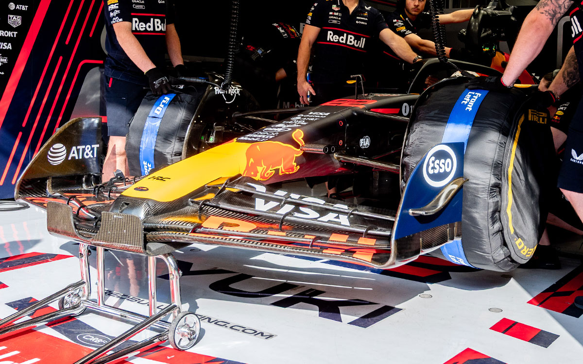 2023年型レッドブル「RB19」をベースとしたミュールカーに乗り、コースインを待つ角田裕毅、2025年6月3日 2026年ピレリタイヤ開発テスト