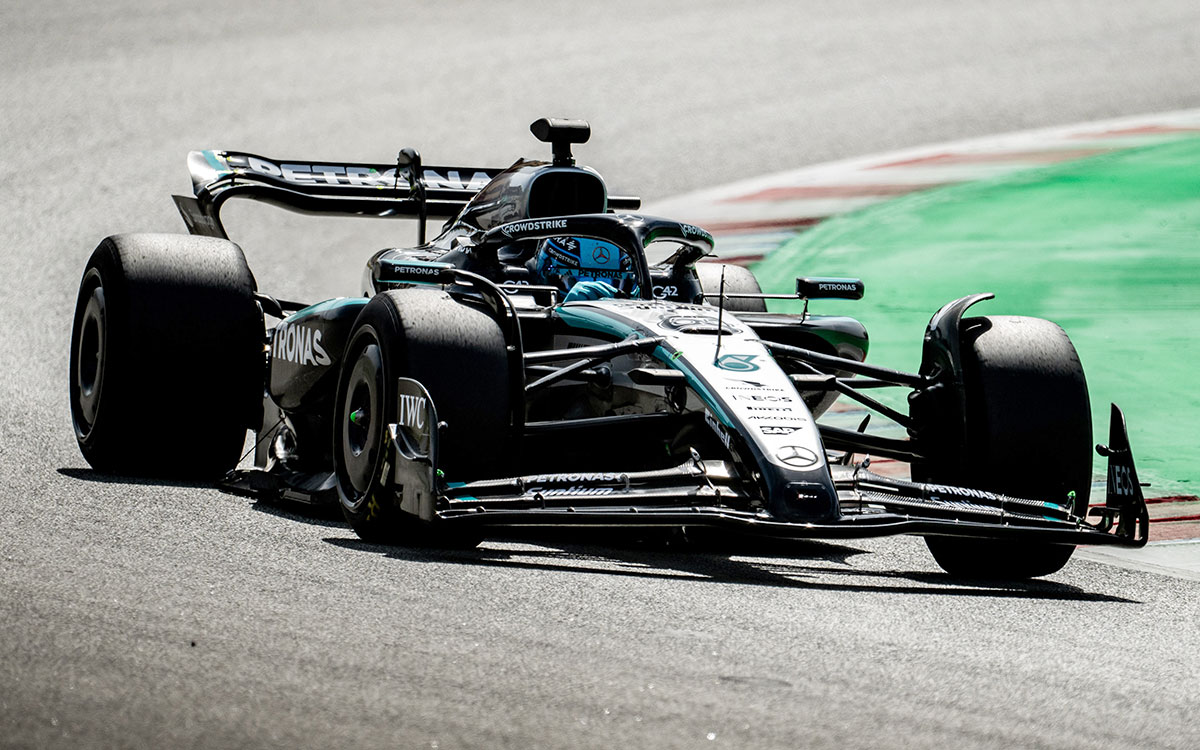2024年型メルセデス「W15」をベースとしたミュールカーでカタロニア・サーキットを周回するジョージ・ラッセル（メルセデス）、2025年6月3日ピレリの2026年タイヤ開発テスト
