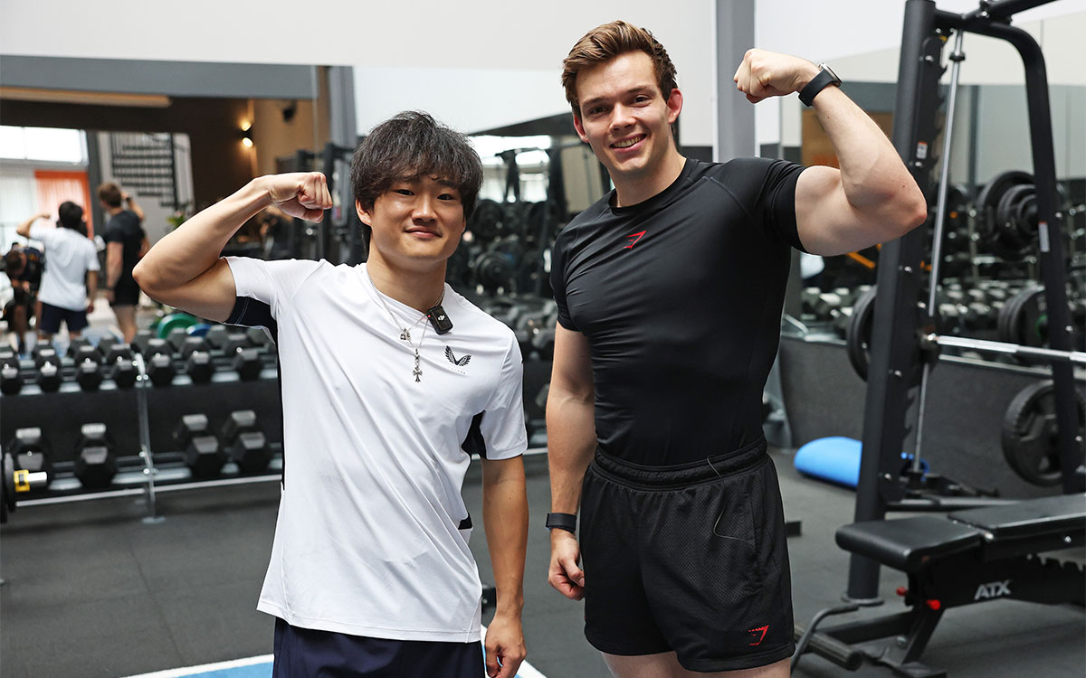スタン・ブラウニー（フィットネス系YouTuber）と共にジムで”力こぶ”を披露する角田裕毅（レッドブル）、2025年6月26日(木) F1オーストリアGP（ムルタール／Fit und Funジム）