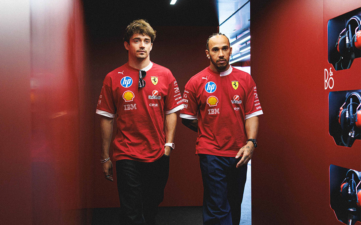 フェラーリのガレージに入るシャルル・ルクレールとルイス・ハミルトン、2025年6月13日F1カナダGP