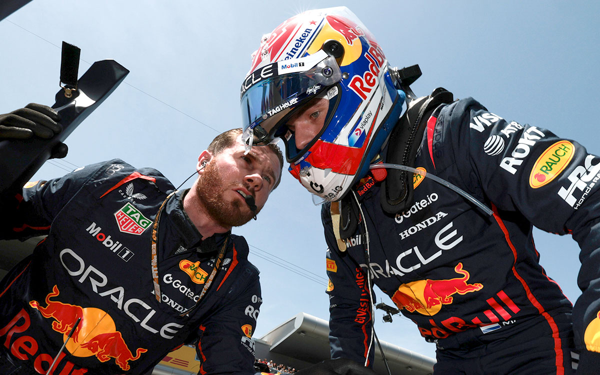 ダミーグリッド上でクルマに乗り込むマックス・フェルスタッペン（レッドブル・レーシング）、2025年6月1日(日) F1スペインGP決勝（カタロニア・サーキット）