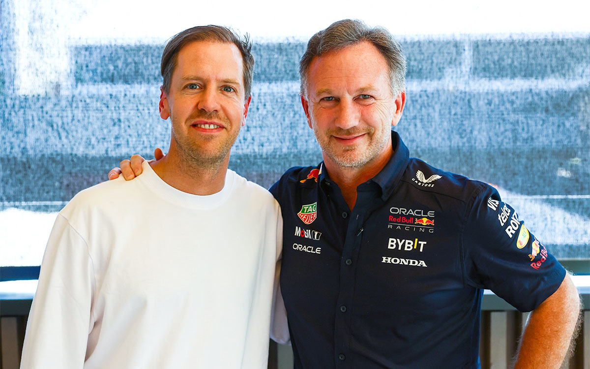 予選前に記念撮影に応じるセバスチャン・ベッテルとクリスチャン・ホーナー(レッドブル代表)、2024年5月18日(土) F1エミリア・ロマーニャGP(イモラ・サーキット)