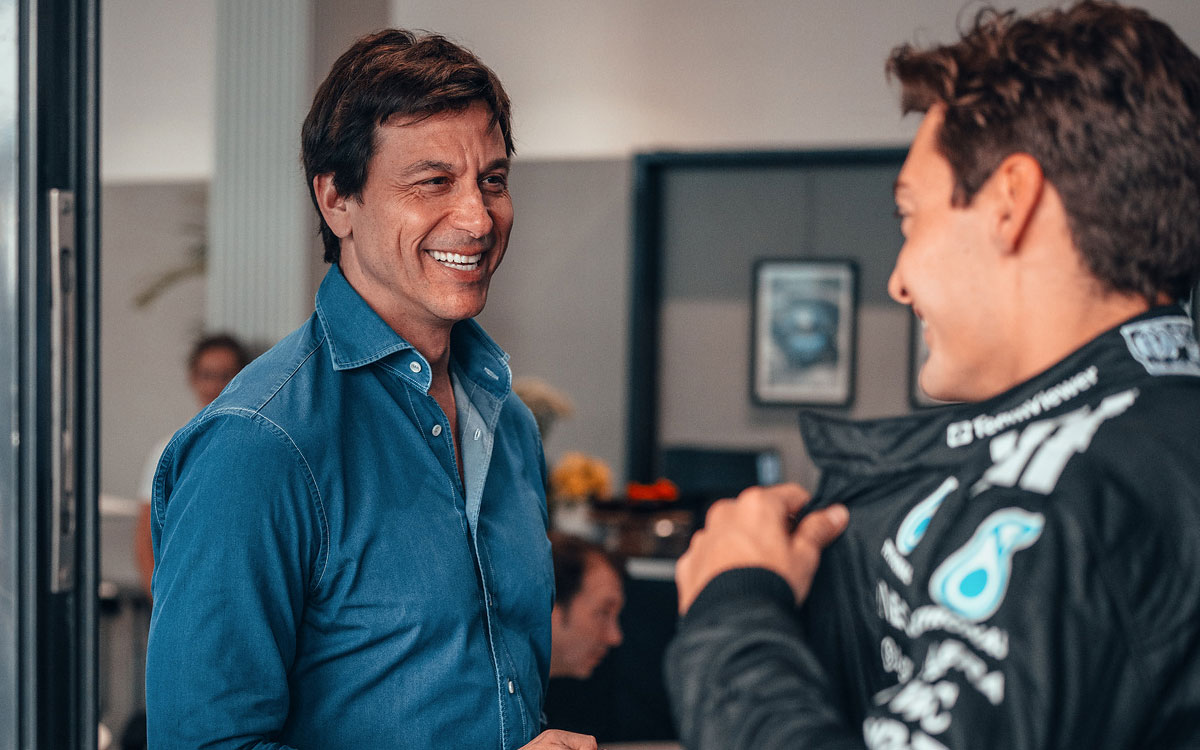 ジョージ・ラッセル（メルセデス）と話をするメルセデスのチーム代表トト・ウォルフ、2025年F1サウジアラビアGP
