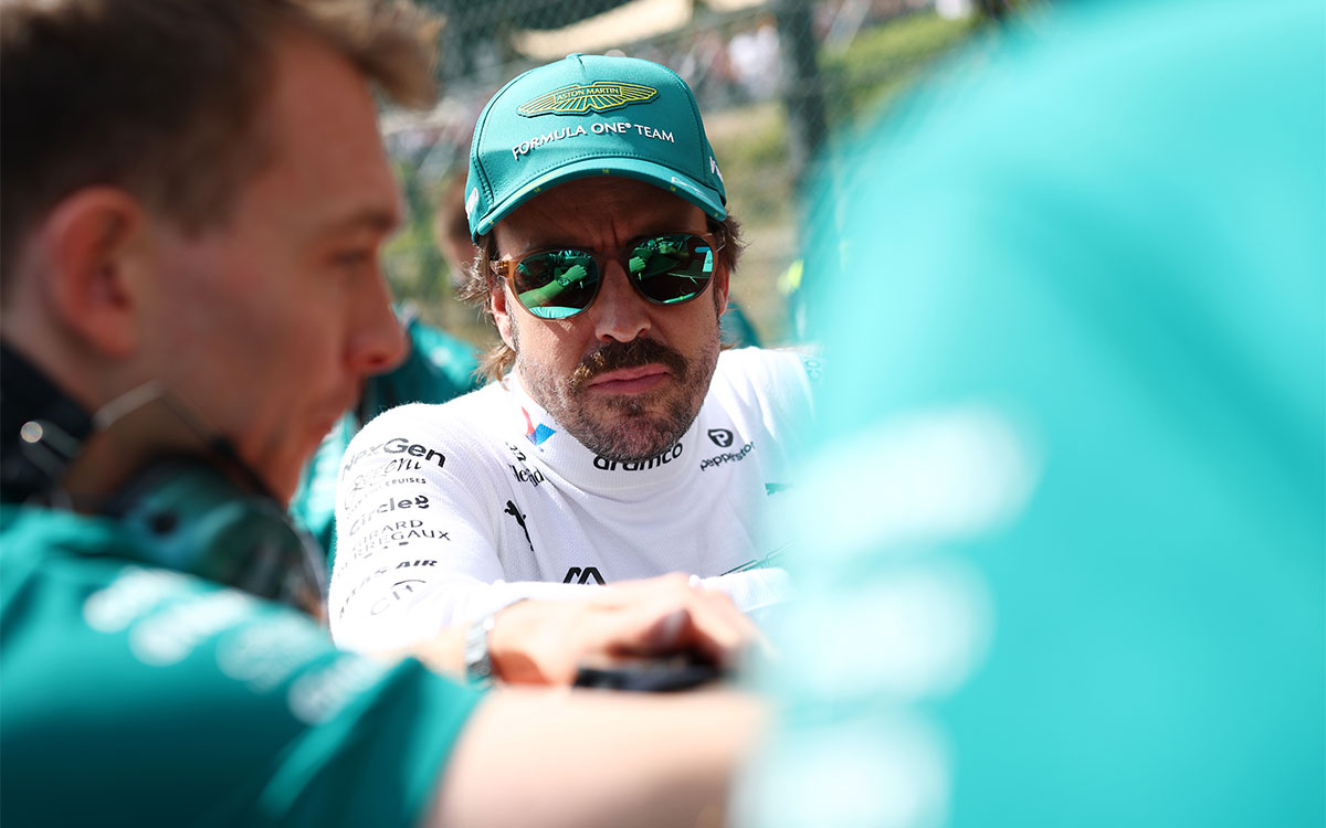 レースを前にグリッド上でエンジニアと話をするフェルナンド・アロンソ（アストンマーチン）、2025年7月26日(日) F1ベルギーGPスプリント（スパ・フランコルシャン）