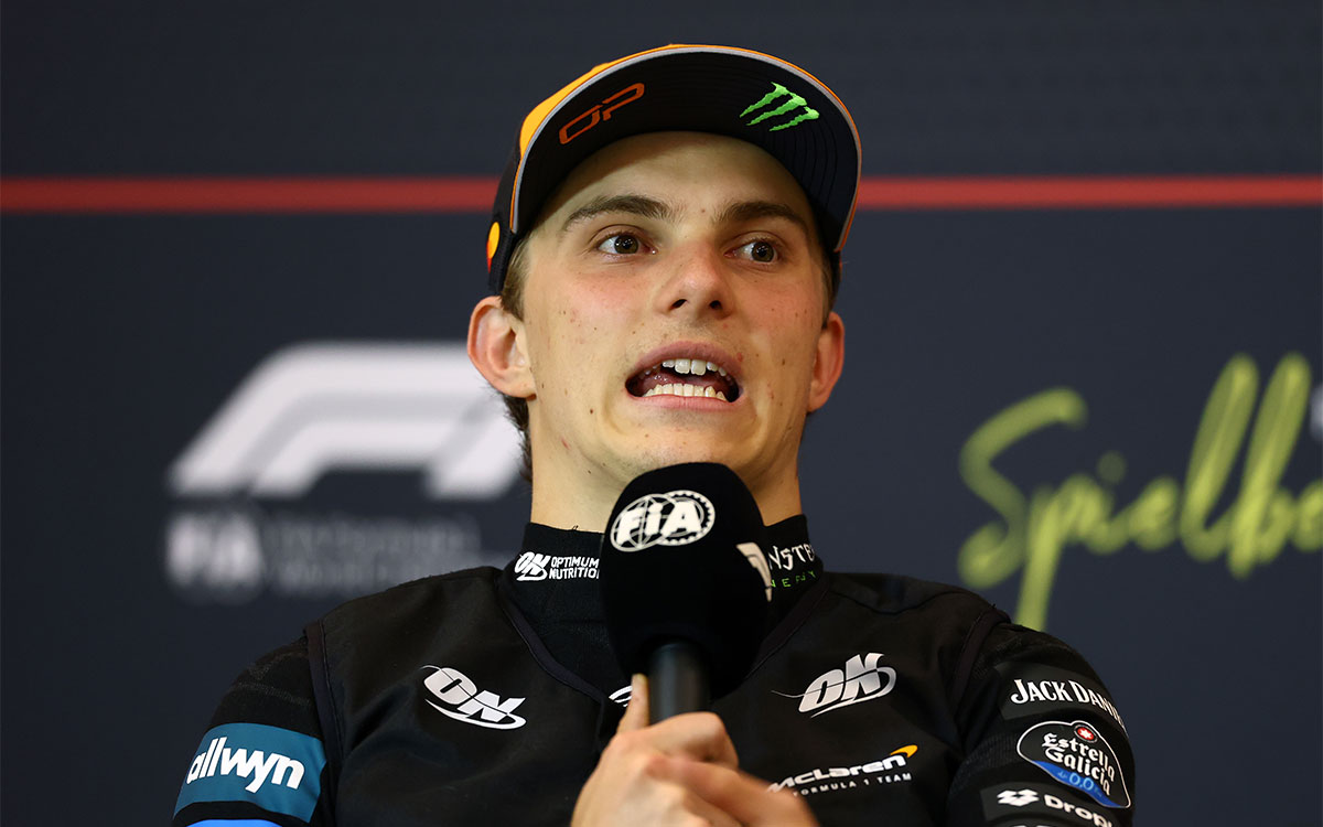 レース後会見でマイクを握る2位のオスカー・ピアストリ(マクラーレン)、2025年F1オーストリアGP