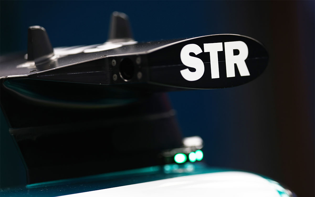 識別評価テストのためにオンボードカメラの上部と側面に「STR」のイニシャルが掲出されたランス・ストロールのアストンマーチン「AMR25」、2025年7月24日F1ベルギーGP（スパ・フランコルシャン）