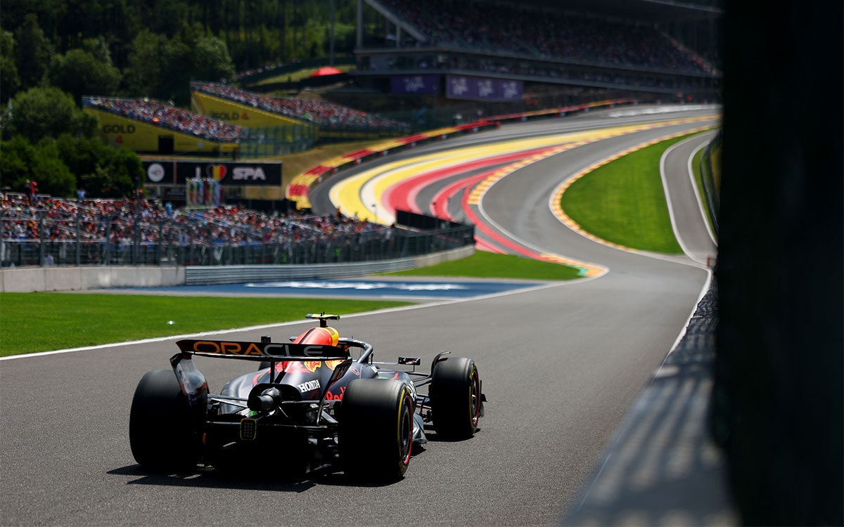 オー・ルージュに向かう角田裕毅（レッドブル・レーシング）の22号車RB21、2025年7月25日(金) F1ベルギーGP（スパ・フランコルシャン）