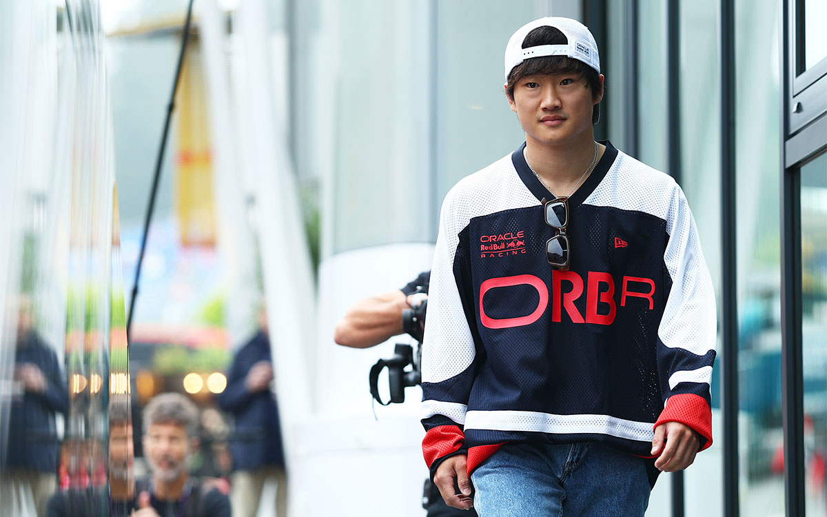 プラクティスに向けてパドック入りする角田裕毅（レッドブル）、2025年7月25日(金) F1ベルギーGP FP1（スパ・フランコルシャン）