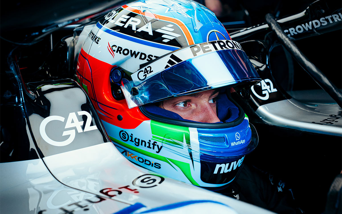 走行に向けてガレージ内でクルマに乗るアンドレア・キミ・アントネッリ(メルセデス)、2025年7月25日F1ベルギーGP(スパ・フランコルシャン)
