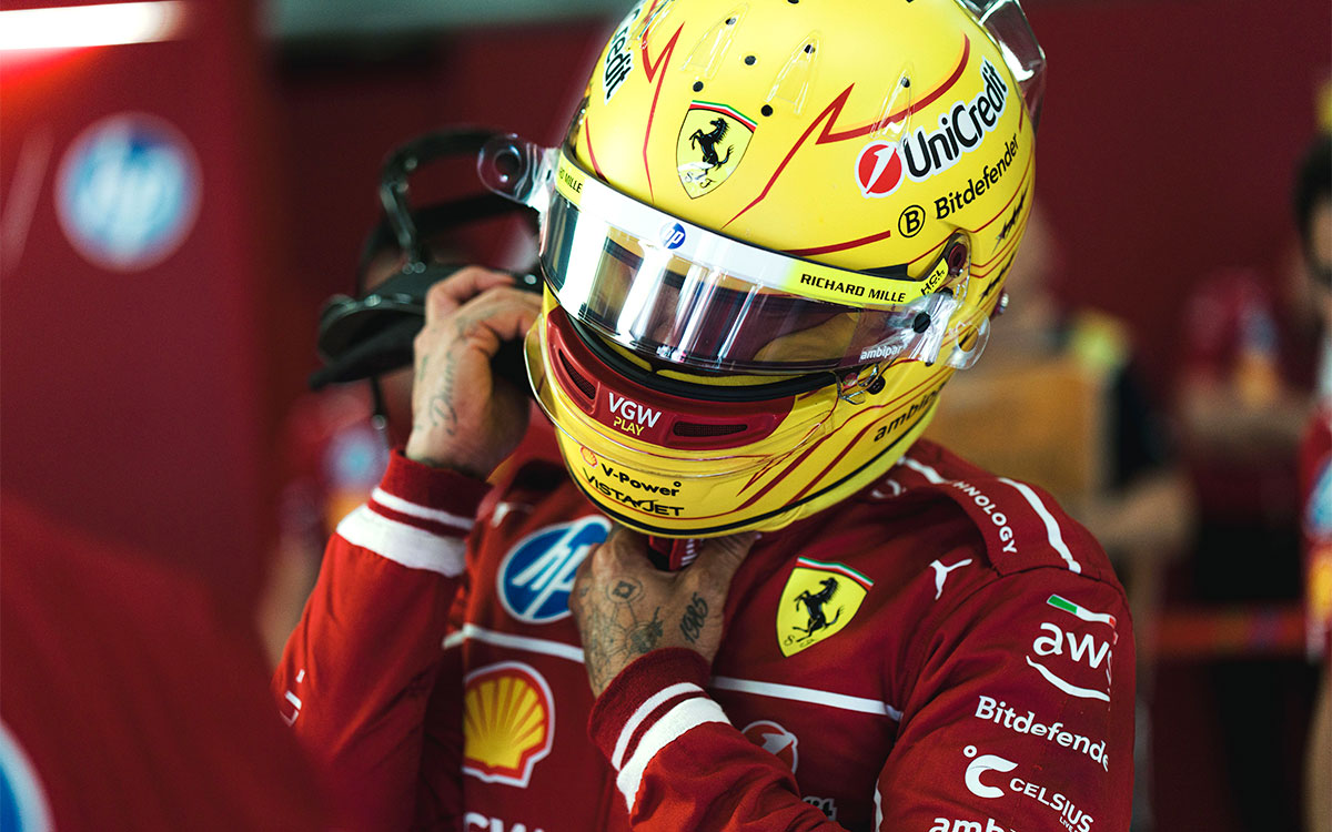 ガレージ内でヘルメットを被るルイス・ハミルトン(フェラーリ)、2025年7月26日F1ベルギーGP(スパ・フランコルシャン)